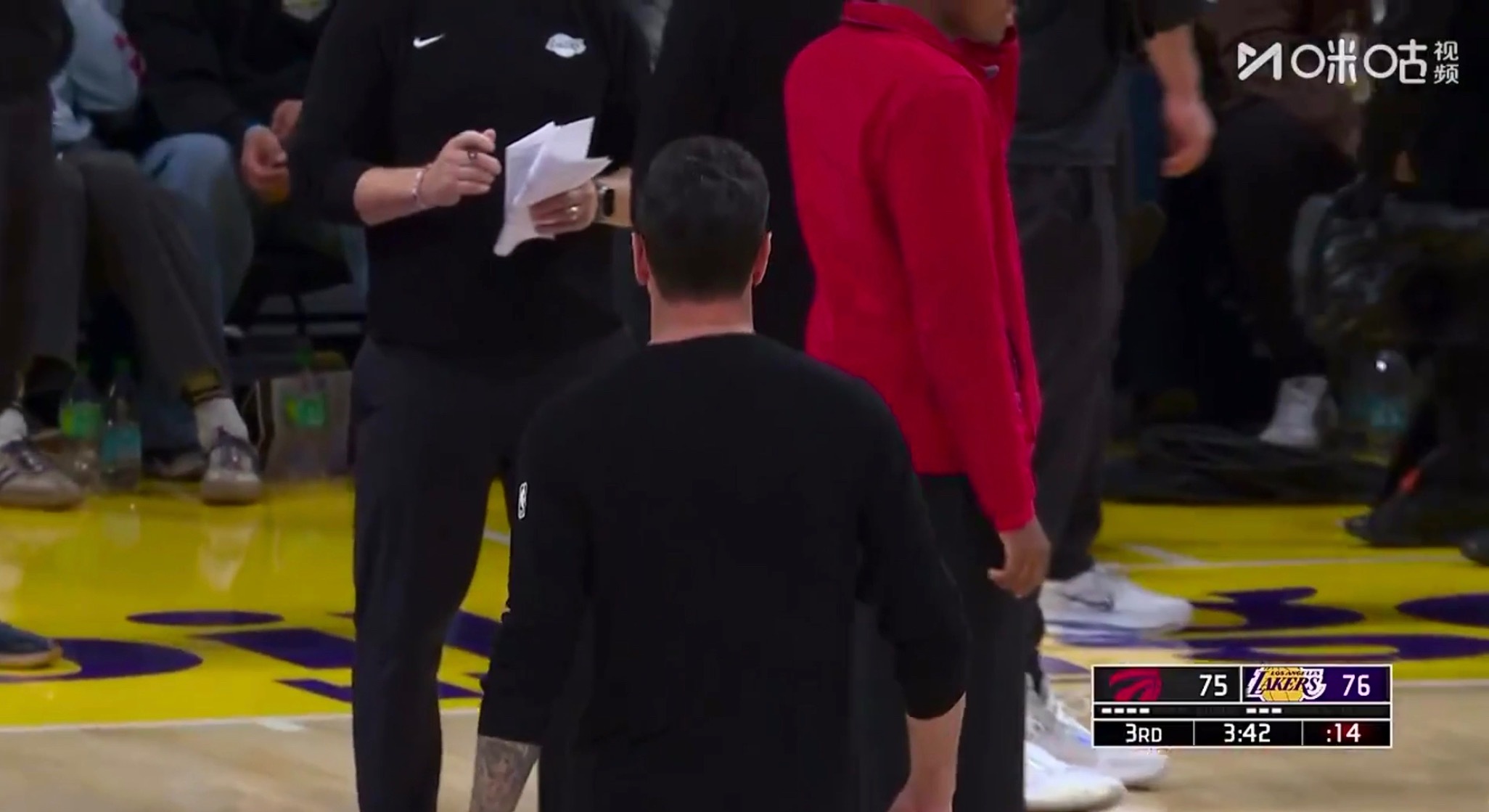 第三节咬住，别被打花，第四节湖人赢得艰难也行。 