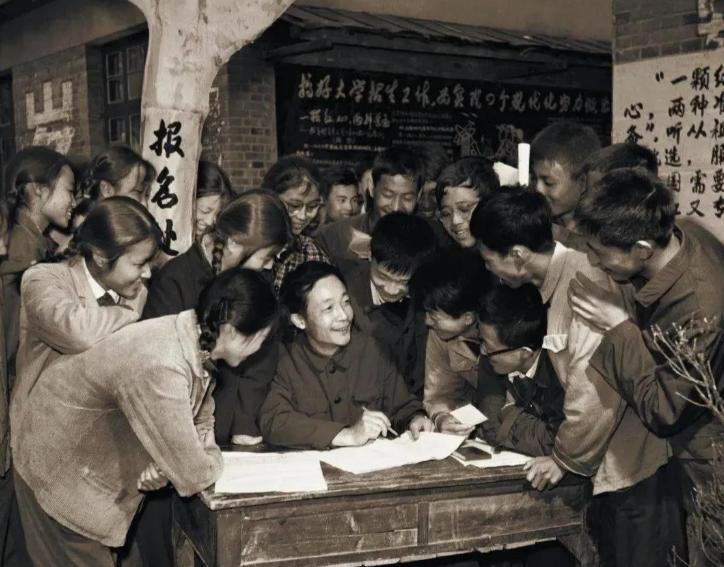 1966年暂停高考，真的是教育“断层”，开历史倒车吗？其实，并非放弃教育，而是一