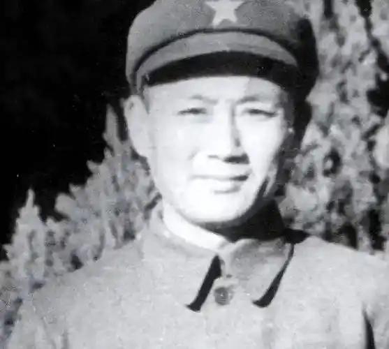 母亲被活活剐死，他隐忍21年，当上军区政委后第一件事就是报仇
很多革命人物的人生