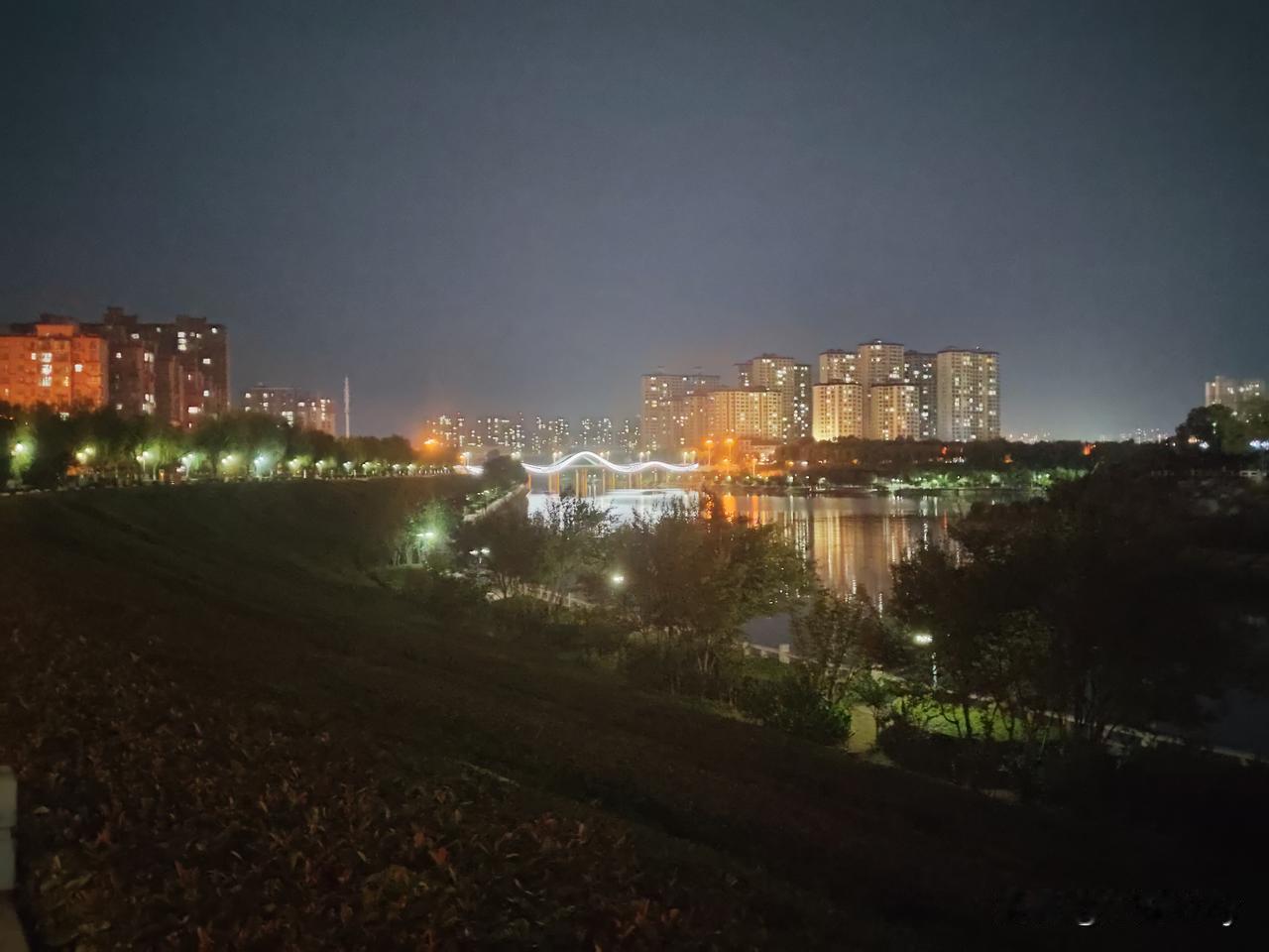 退休以后，适度的锻炼还是必须的，每天晚饭后，我就要沿着河岸的走廊，散步一个钟头，