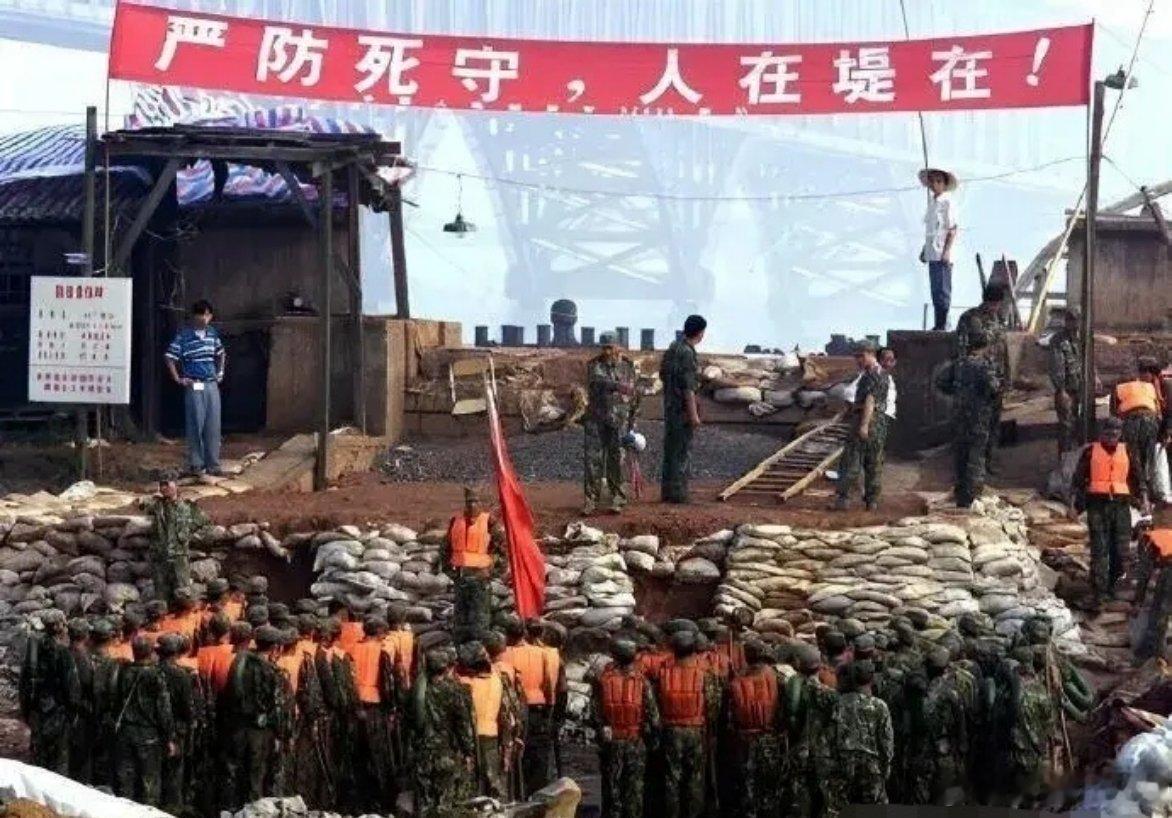 广西抗洪广西加油1998年抗洪现场老照片。 