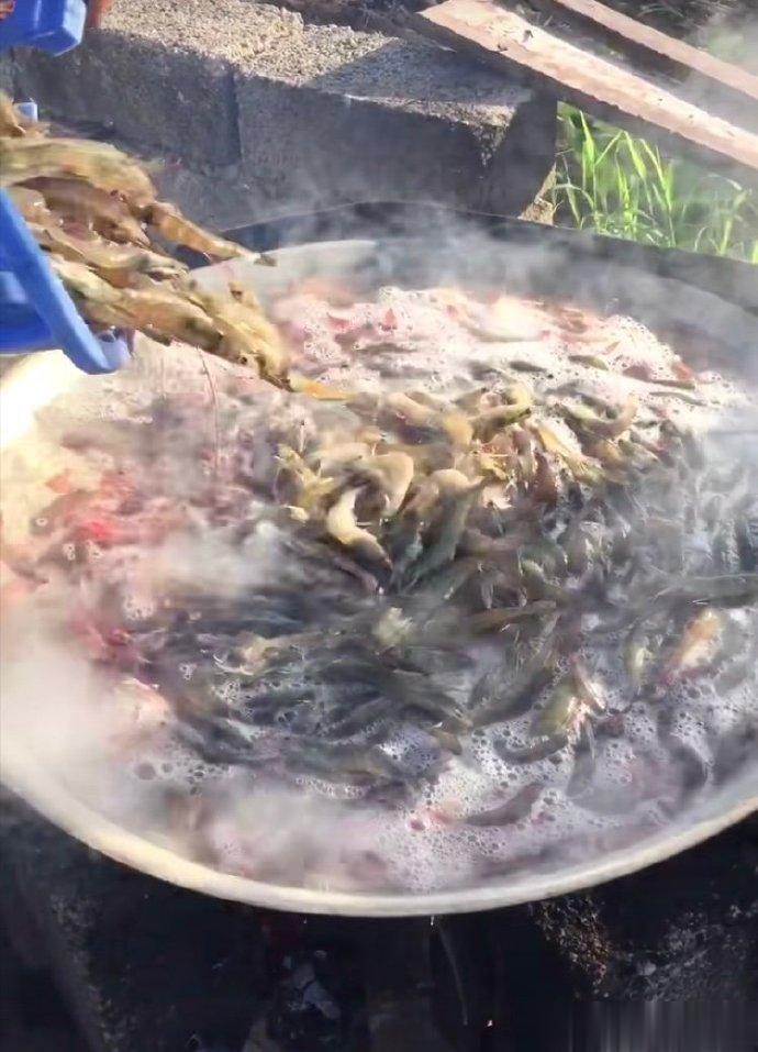 网友：第一次去男朋友家里吃饭，弄这么多虾，这是在显摆吗？ ​​​