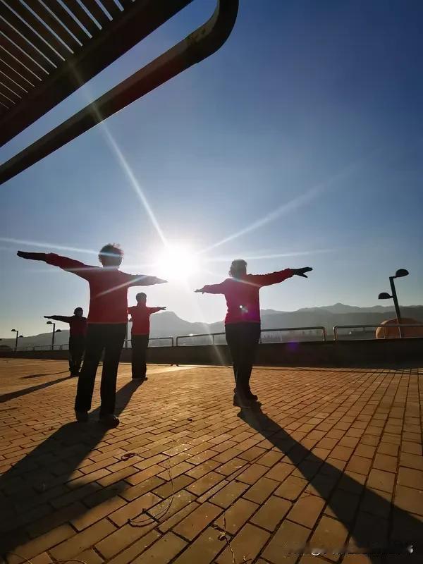 上联:一不小心就老了
下联:专心致志闯夕阳