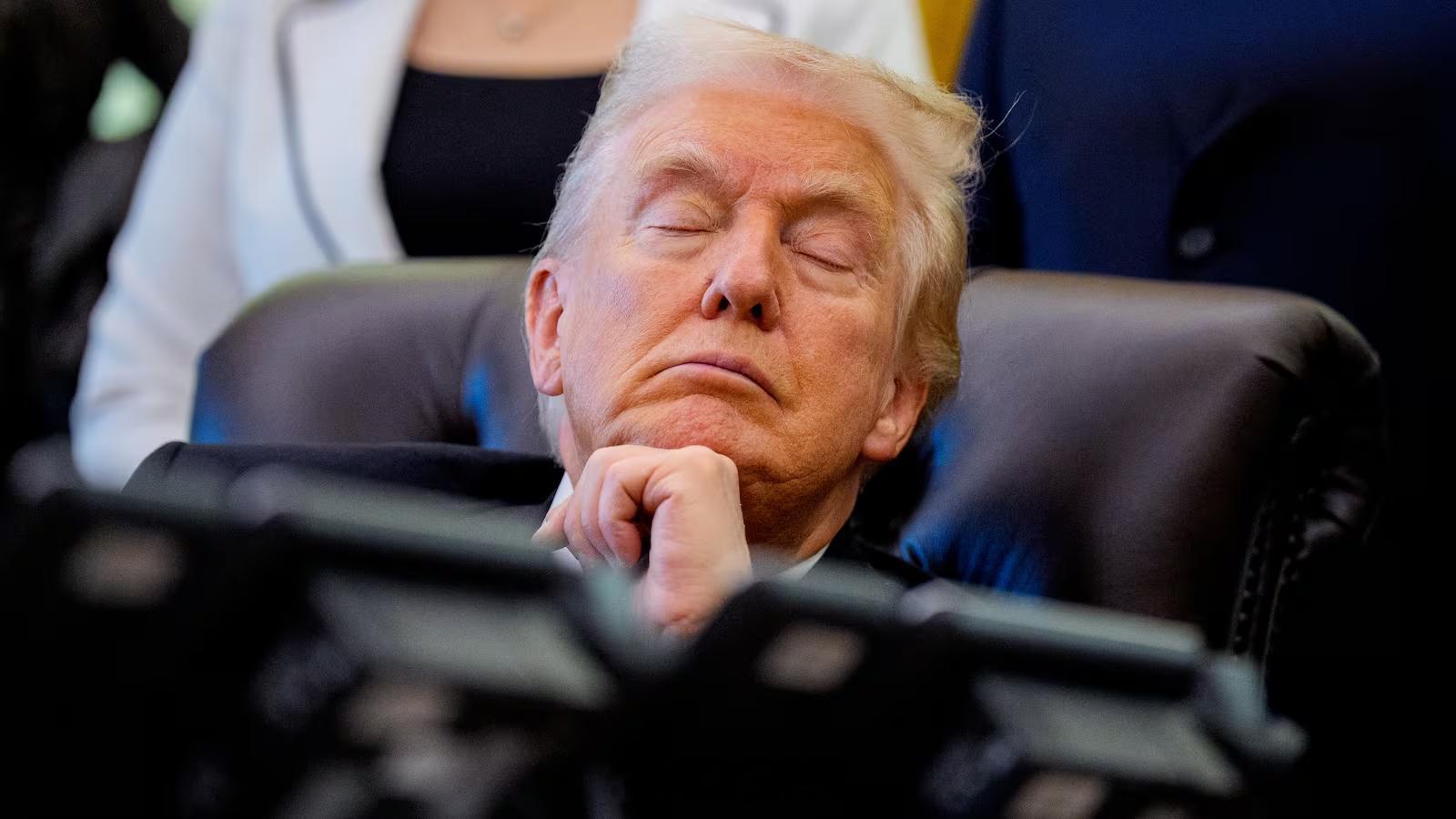 高堂安睡如临梦境，大海翻舟若在他乡。众人在开会，川普说：“管他死人翻船，本老汉畅