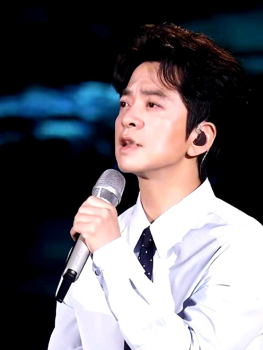 李健50岁不油腻的秘密，藏在他深夜10点的那顿饭里。白天，他一口饭都不吃。
 