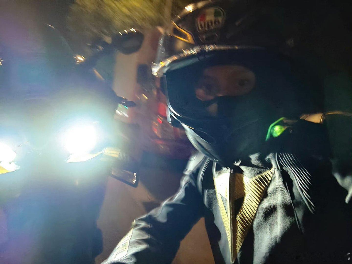 左航出去骑了趟车左航解锁机车男孩身份！骑行营业帅到心巴，这飒爽姿态谁能不爱！ ​