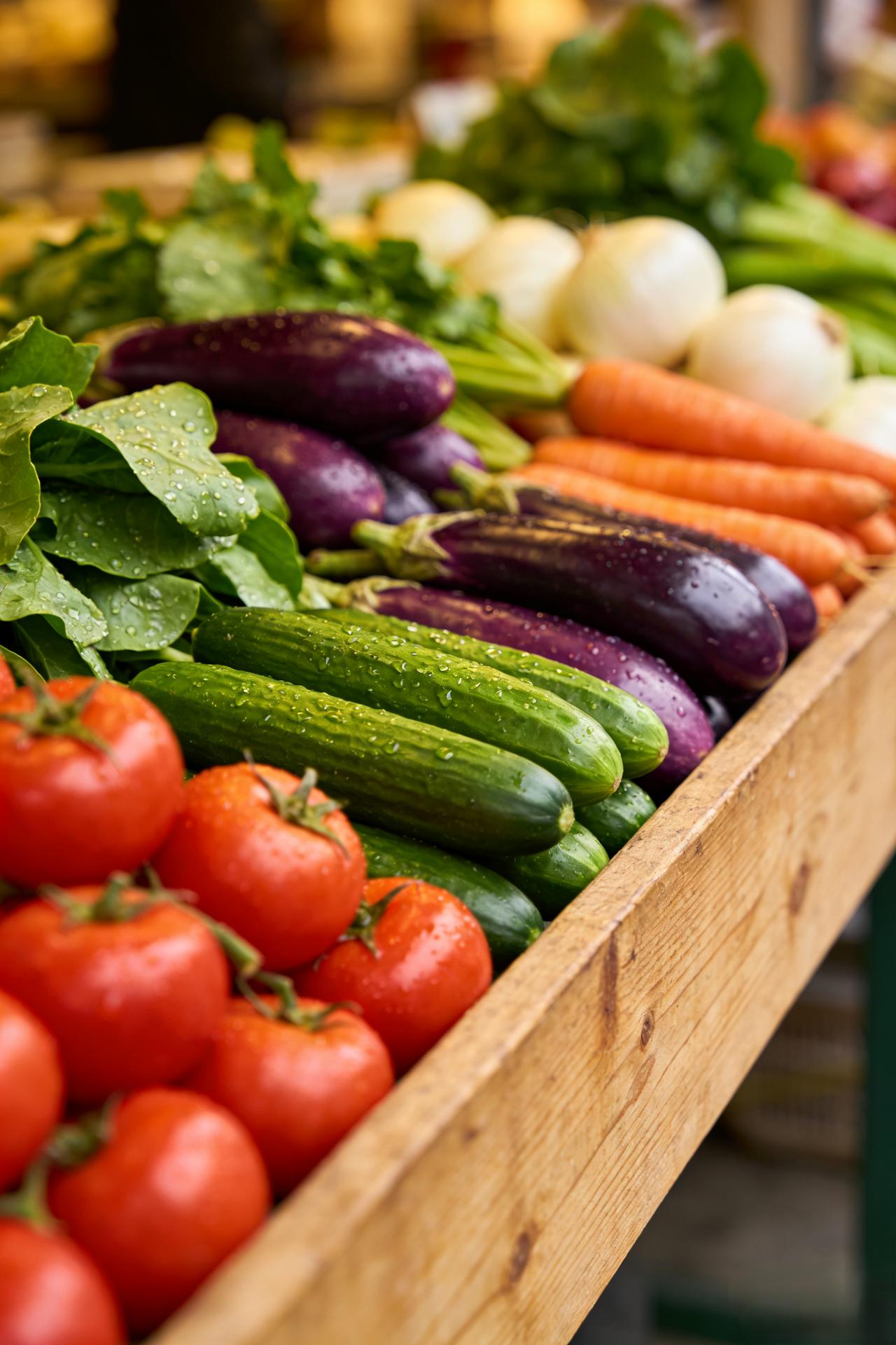 《天道》里丁元英说：
“无权无钱，不谈格局，生存才是王道；无人无势，不谈情怀，务