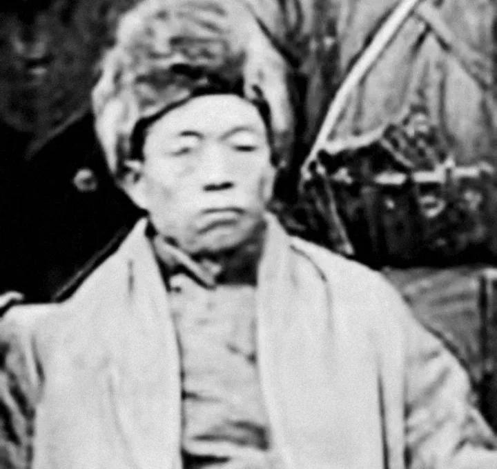 1934年春，齐齐哈尔抗日山林队头领李东海在战斗中重伤被俘，日军酷刑逼问正与李东