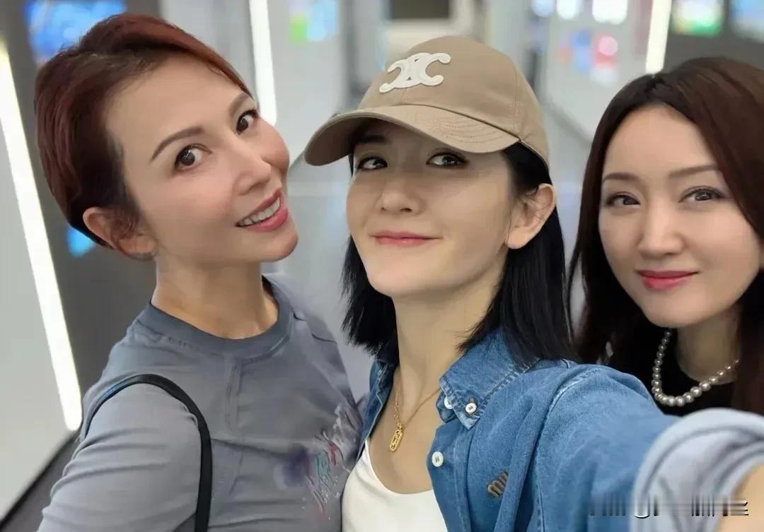 近日，谢娜、蔡少芬和杨钰莹在香港的聚会照片曝光，引起了众多粉丝的关注。三位女星同