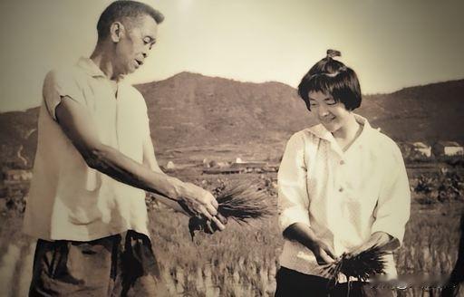 1952年，全军干部级别评定结束。新疆军区后勤部部长甘祖昌被定为师级，妻子龚全珍