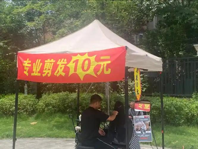 我发现现在理发搞得是越来越复杂了。
以前理发店就是一个小门脸，门口一般有一个可以