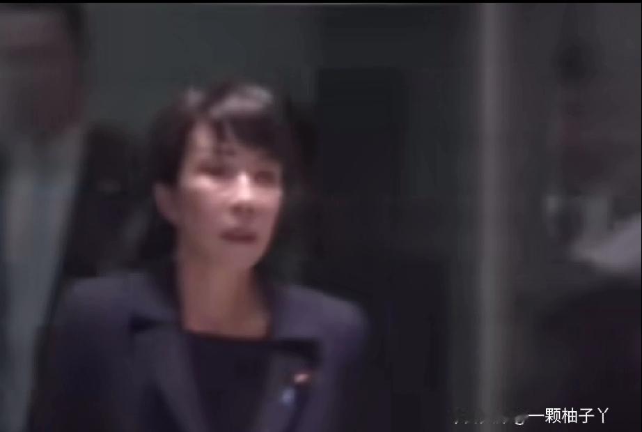 日本强震“惊魂”名场面：高市记者会遇晃动，1分钟仓皇离场，当地时间12月8日23