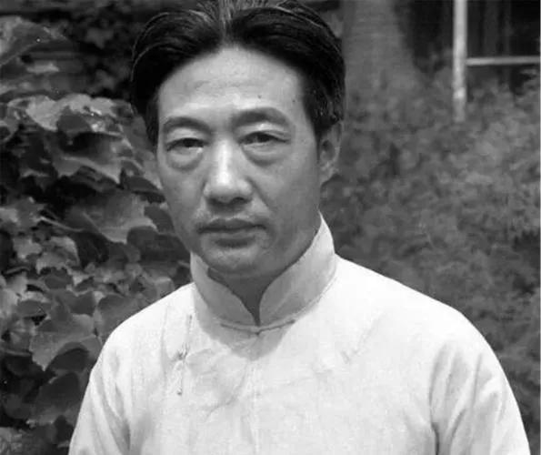 洞房之夜，徐悲鸿冷漠地看着新娘。突然，他主动关灯，随即扑向新娘。然而，新娘怀孕后
