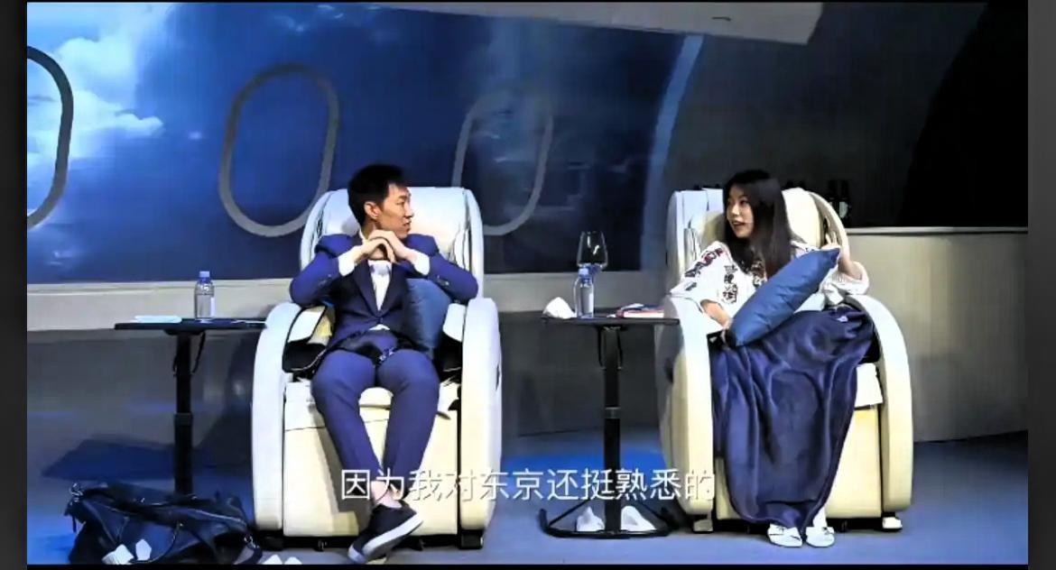 蒋方舟在综艺上，兴高采烈地向男嘉宾推荐东京脱衣舞场所。 
对面那个男人的笑容，像