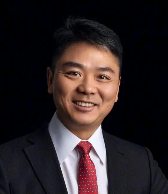 刘强东这下笑的合不拢嘴了，成最后赢家。
随着京东宣布造车，京东国民好车001号特