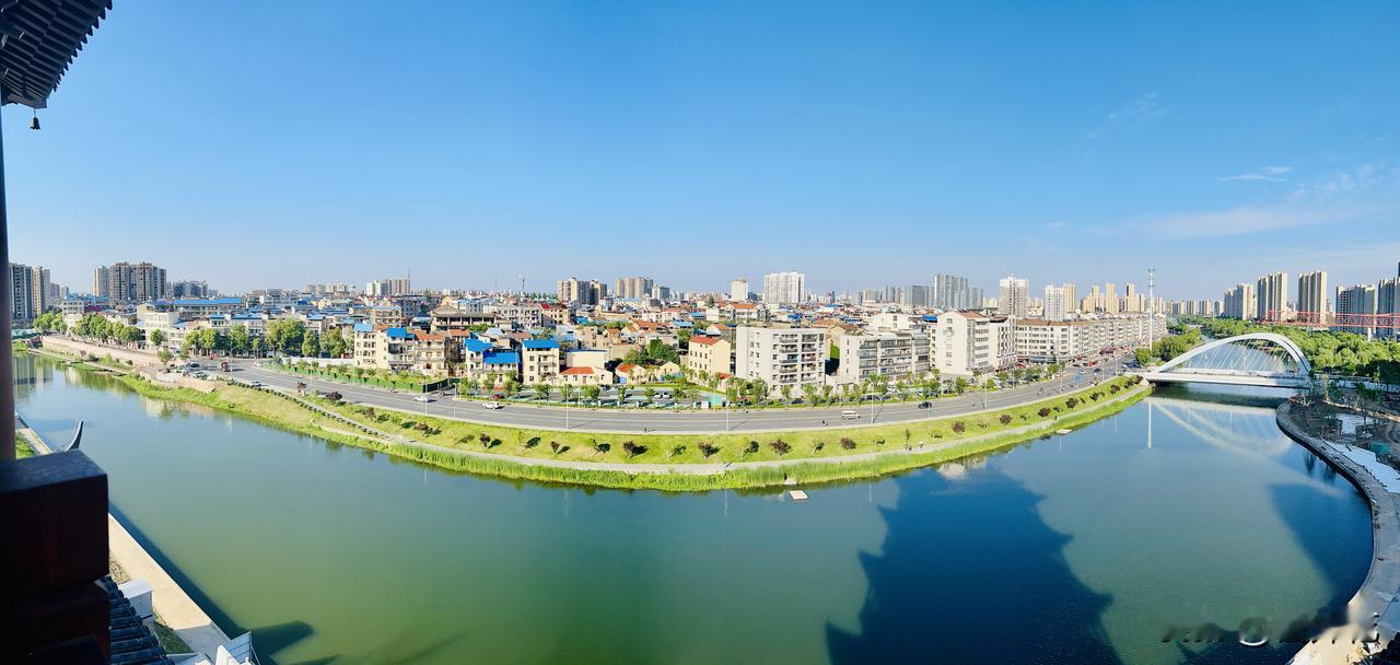 远眺孝感文昌阁 — 城市水岸的开阔之美（随手拍）。5月1日起，新建的孝感文昌阁对