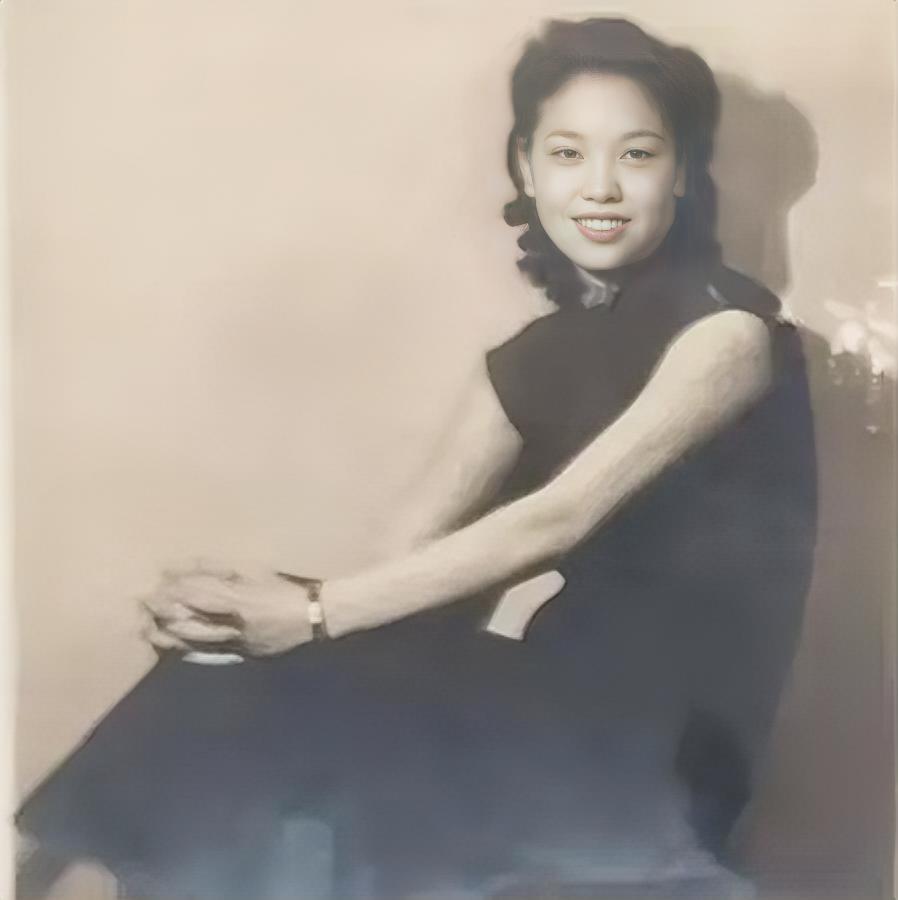 民国美女，手中带着欧米伽手表！