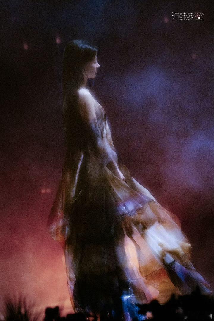 单依纯演唱会解读单依纯演唱会在说什么 二巡的舞美真的好会，没有抢走歌的注意力，反