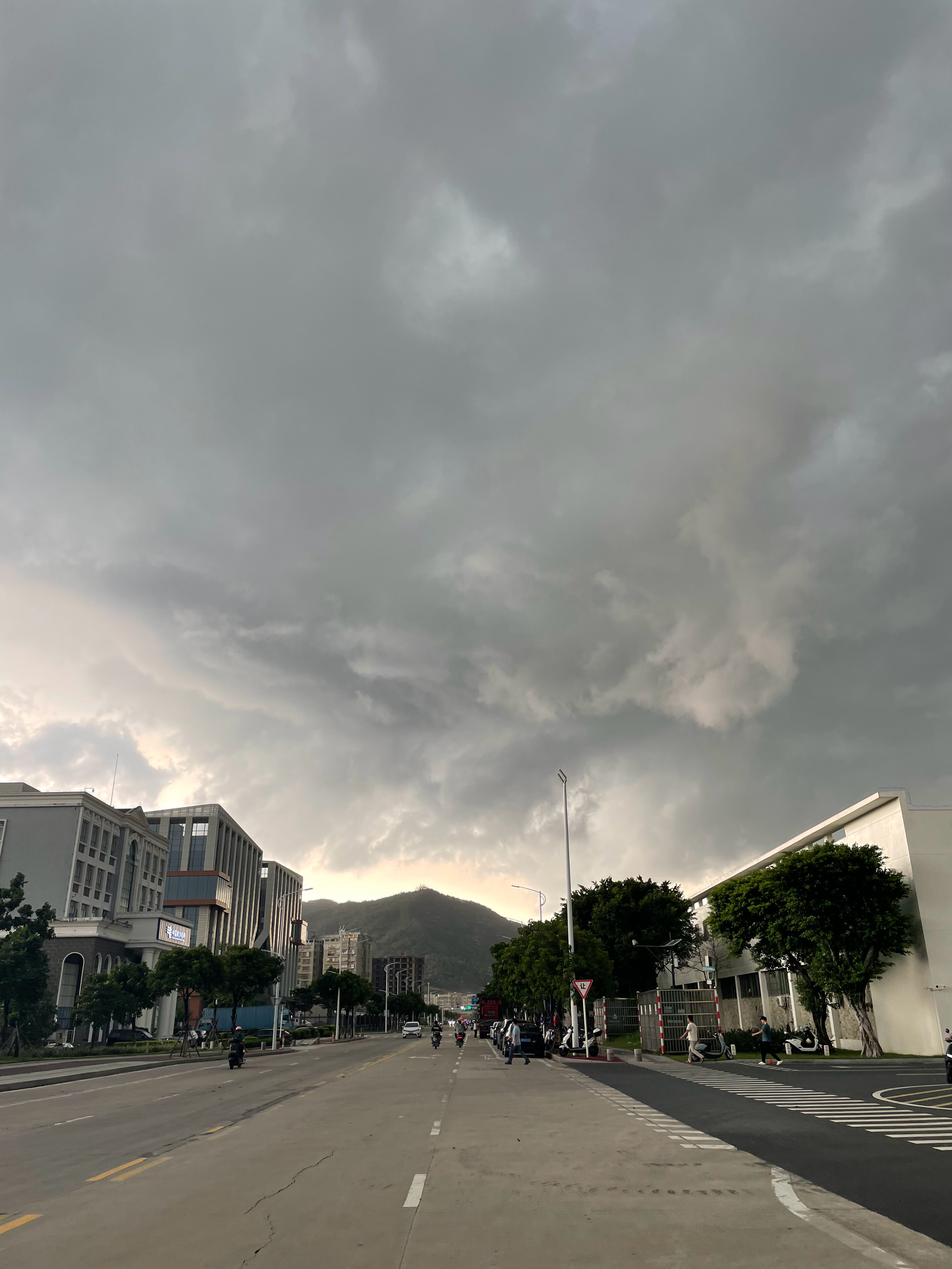 这阵仗有点吓人。台风红霞