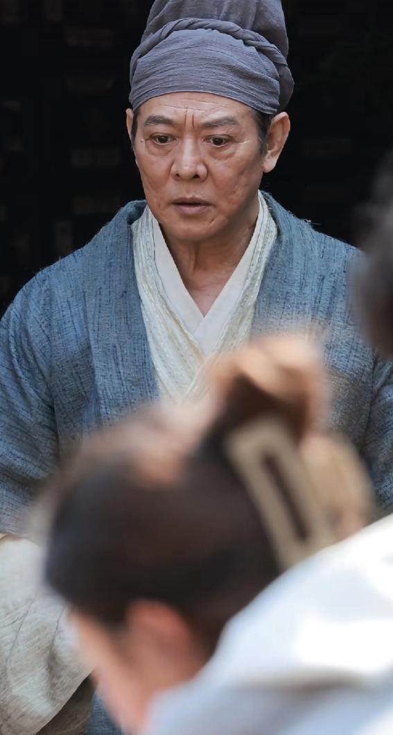 李连杰拍短剧老得让人心疼，再也没有功夫巨星的气质了!
3月15日，李连杰的新短剧