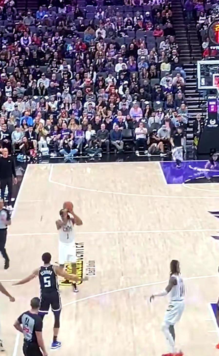 哈登不要230万，只要一个冠军，第一场就摊牌了。
 
终场前2分钟，米切尔一个回