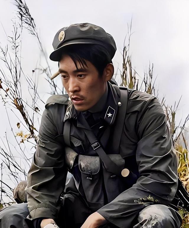 1988年，两山轮战期间，刚刚从战场上下来的英雄连长邱枢。此时，他背着冲锋枪，腰