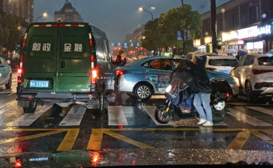 下雨天开车真的要再慢点，出租车跟邮政的车撞上了，出租车的两个车门都给撞扁了，幸好