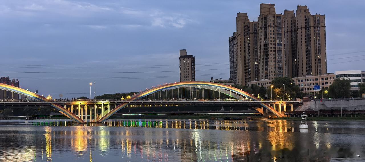 已经忘记漯河市彩虹桥何时封闭，禁止机动车通行了。这里成了非机动车和小贩的天堂了。