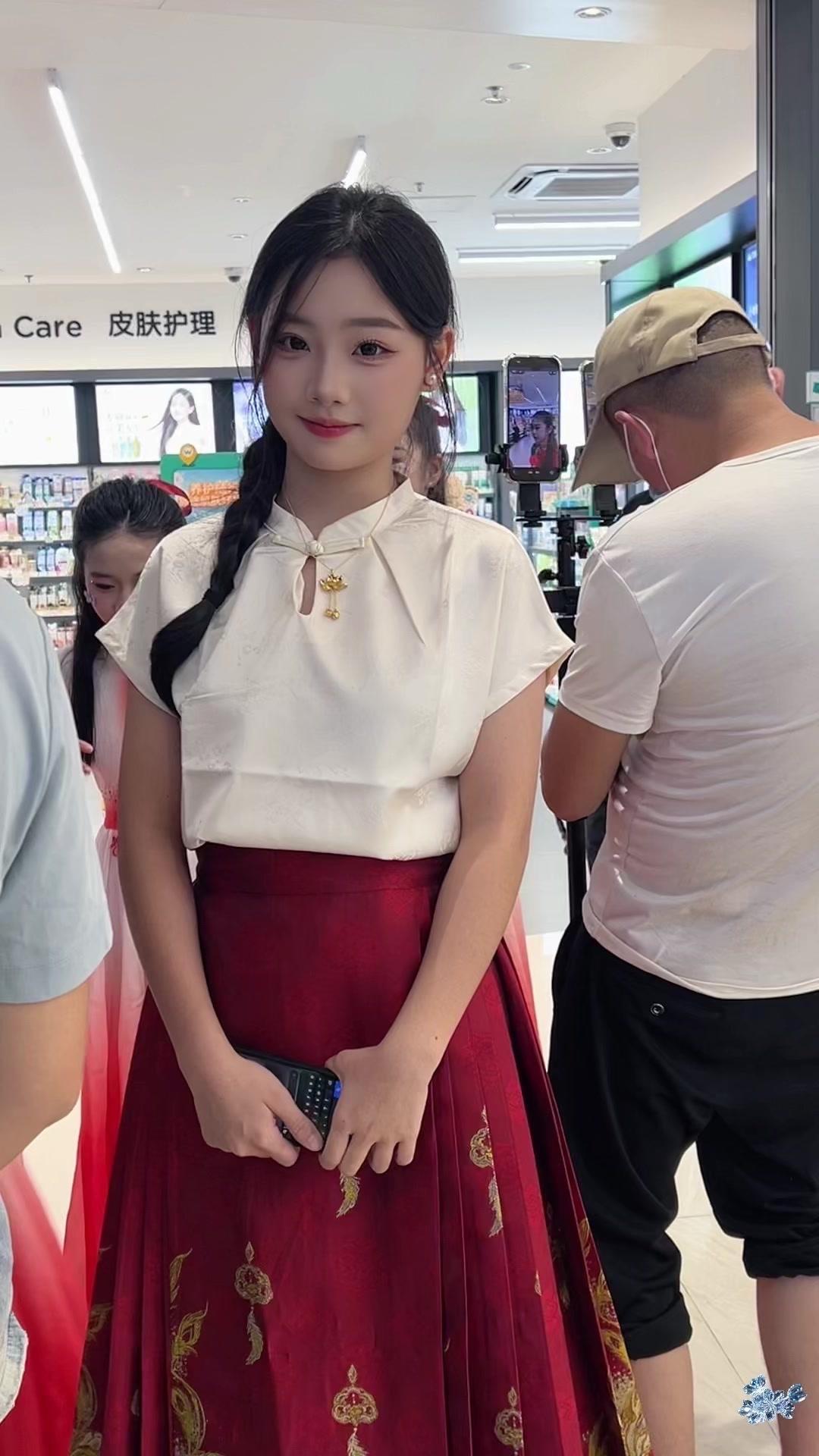 逛潮汕民俗活动的时候，一眼就看到人群中这位格外耀眼的汉服小姐姐，跟着大锣鼓的节奏