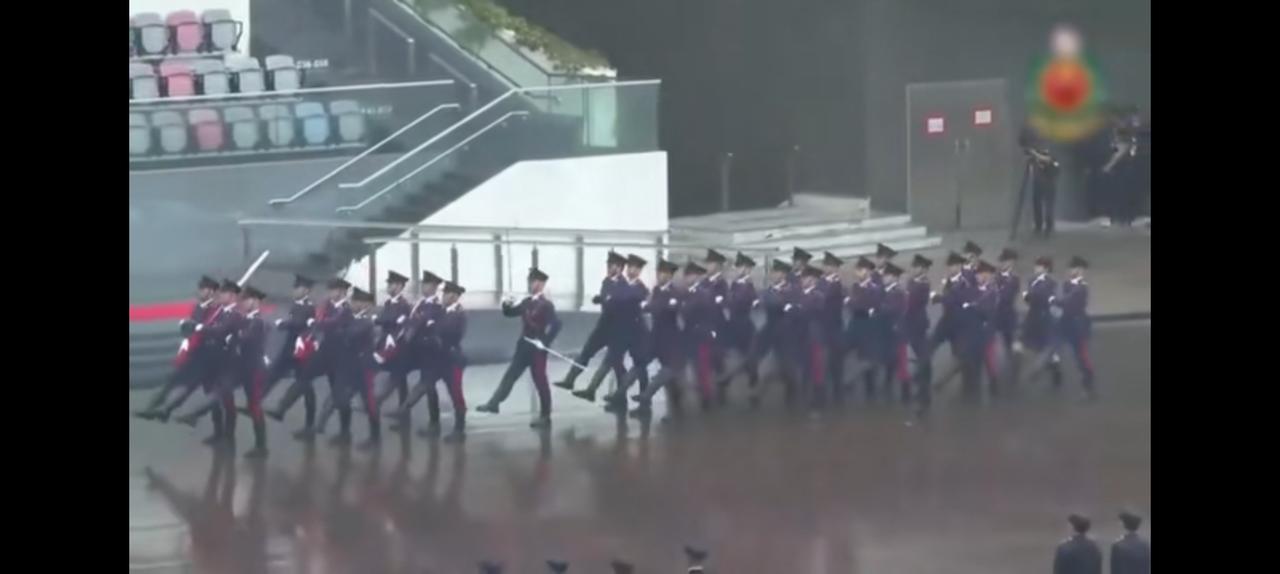 香港警察走正步，这可能是我最近几天最开心的事了。
他们取消了英国的风笛模式，采用