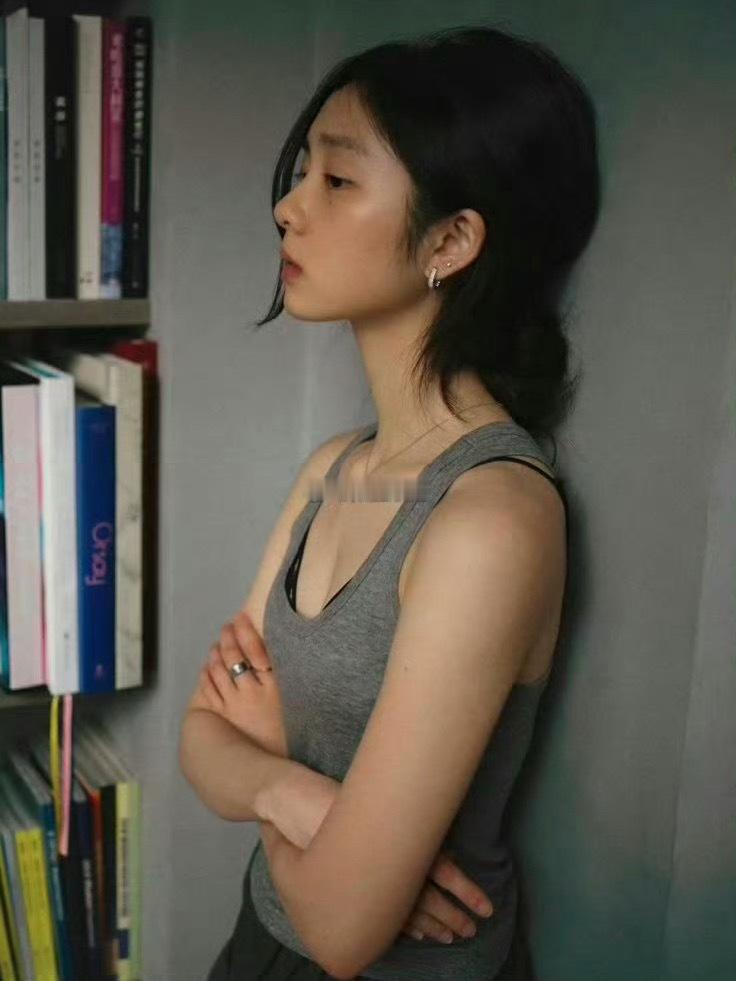 多多就是天选文艺片女主角，属于老天爷追着赏饭吃的天赋，长的即像爸爸又像妈妈，黄老