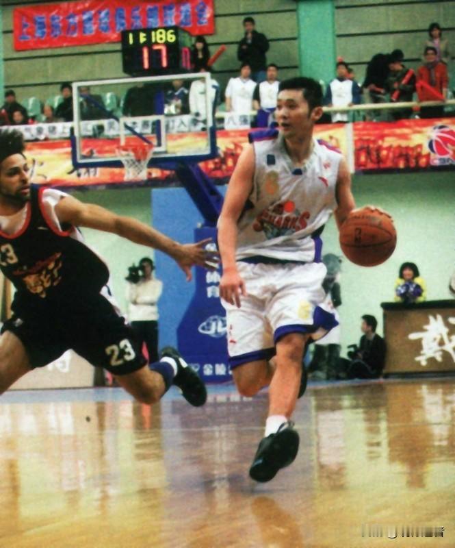 残阵出征的广东男篮折戟沉沙，面对上海队的顽强阻击，卫冕冠军虽拼尽全力仍难掩阵容短