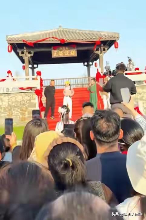 安徽蚌埠固镇樱花园惊现“相亲修罗场”！51岁男子趁妻上厕所偷签单身协议上台撩两女