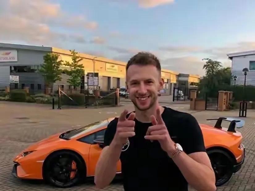 他用球杆划开的不是球路，是金矿的矿脉。
特鲁姆普俯身击球时，台呢下面是流动的英镑