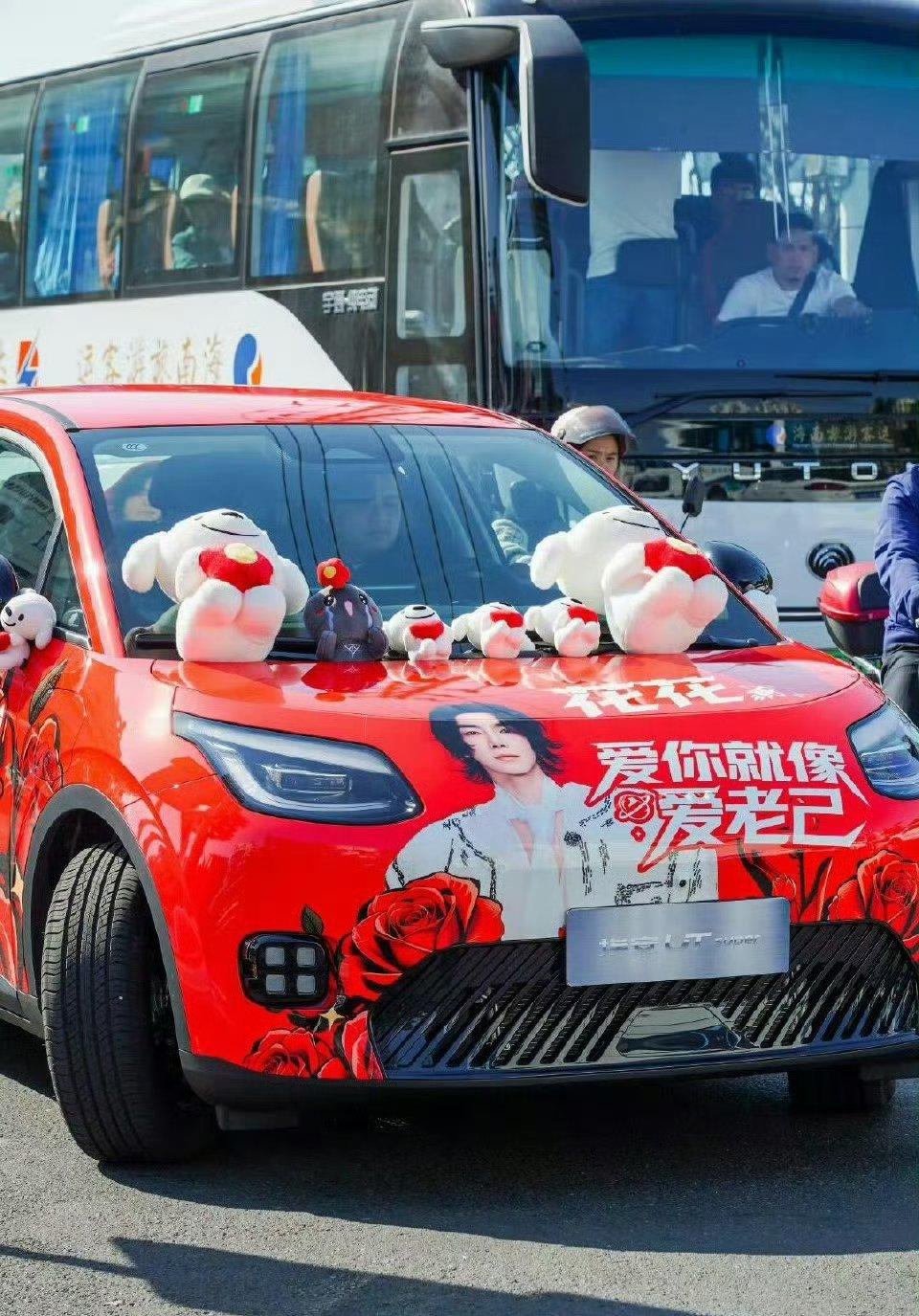 网友偶遇京东跨晚大奖车 哇我看到了什么，这个痛车帅出了新高度，爱你老己，一起红红