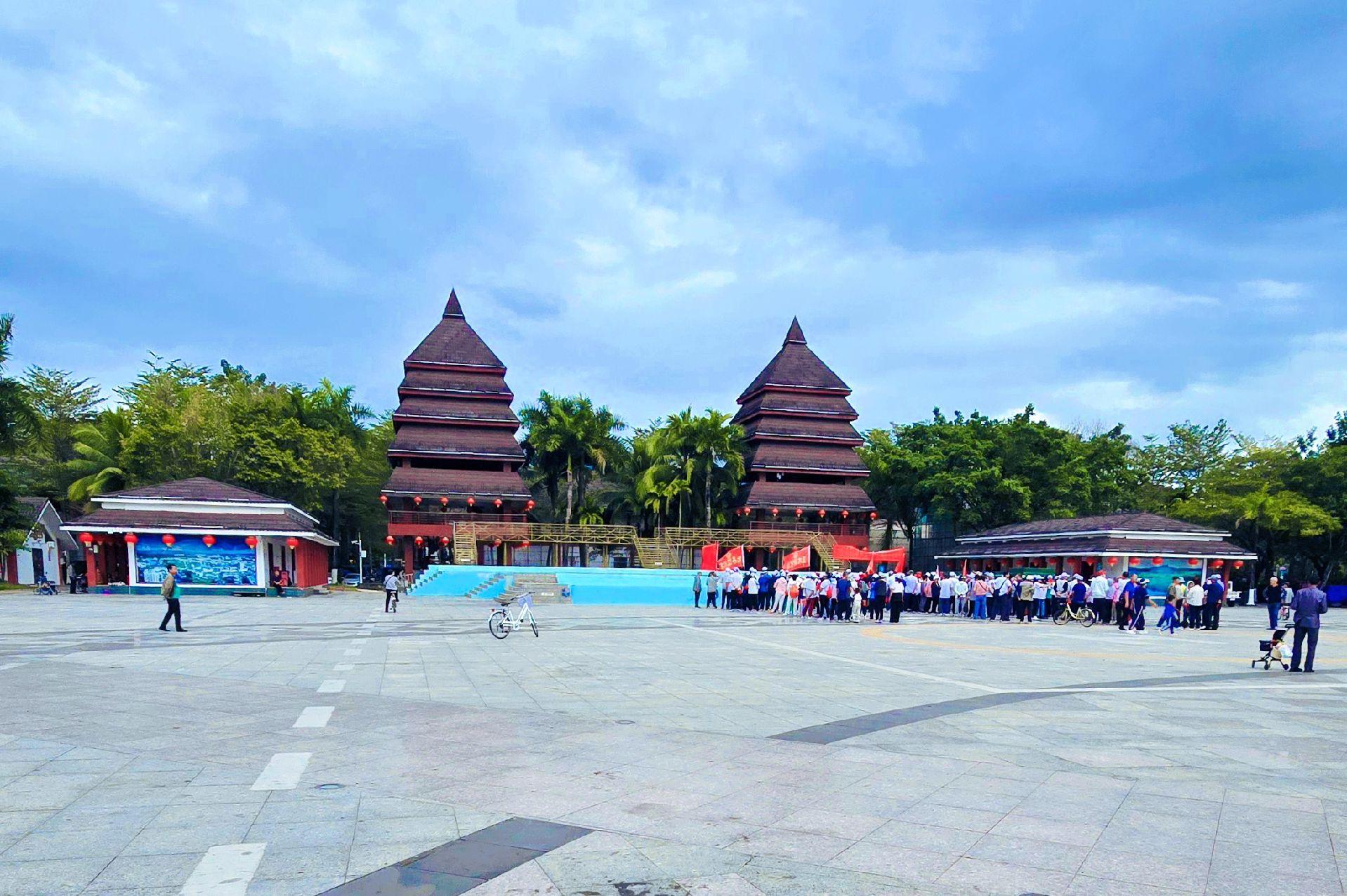 海南保亭七仙广场。七仙广场位于保亭县城东面，依山傍水，风光秀丽。广场环...