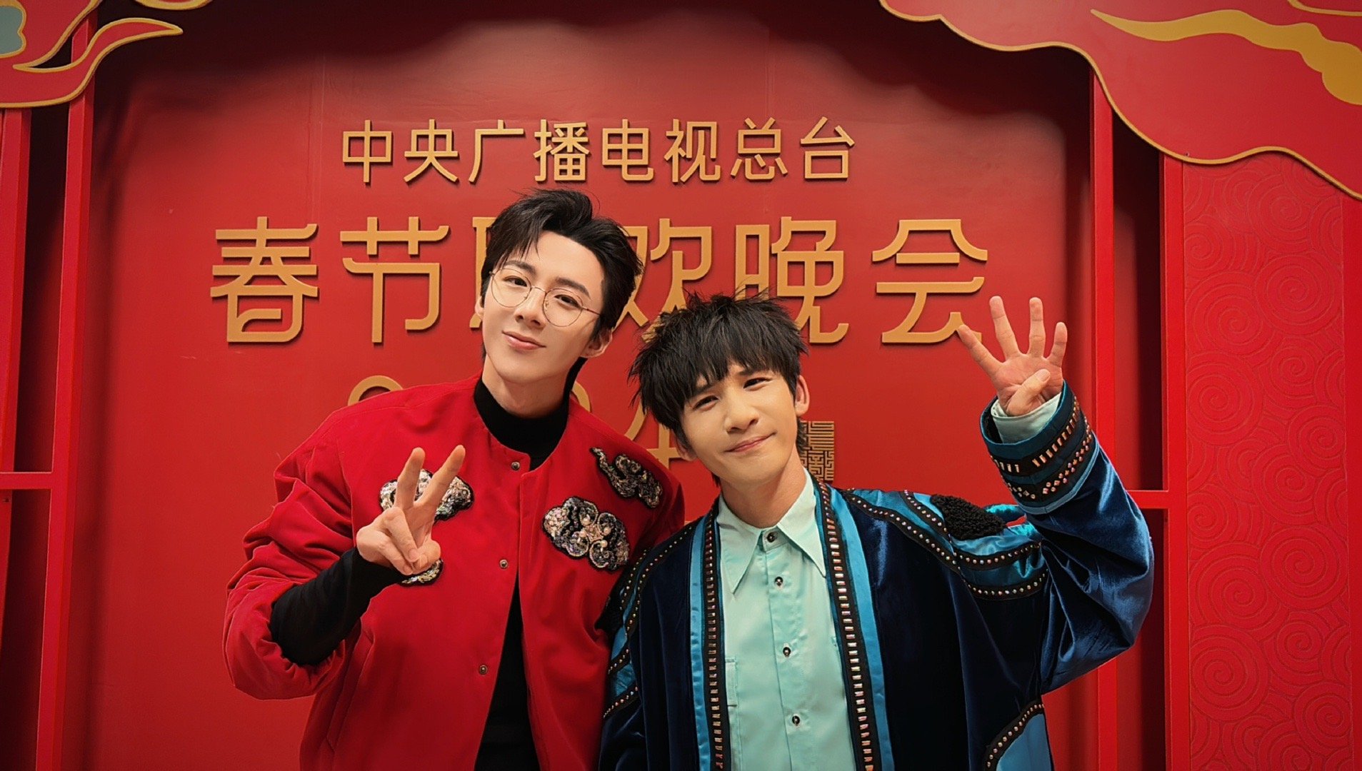 #刘宇宁大张伟合照#、#刘宇宁晒与大张伟合照#  刘宇宁大张伟合照，刘宇宁晒与大