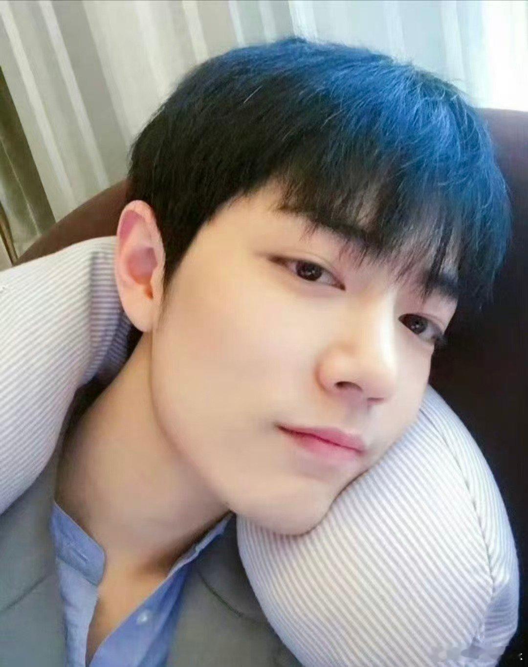 站姐发的早期肖战 肖战早期站姐混剪 时光回溯，奶萌青涩肖，每一帧都值得反复收藏 