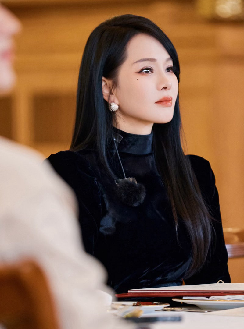 伊能静是现实版甄嬛处事通透心思缜密，一路走来历经诸多风波，总能从容化解各类难题，