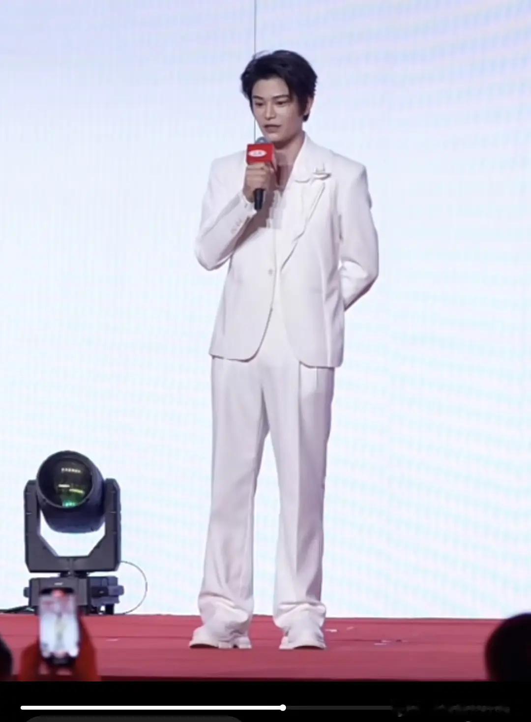 丁禹兮的脸肿吗？为什么感觉和印象中不太一样？ 