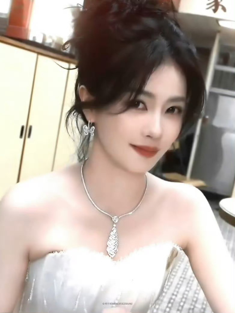 白鹿  “玫瑰与晚风共绘浪漫，你是我心底的爱意泛滥，我澎湃的爱意只对你投放。”?