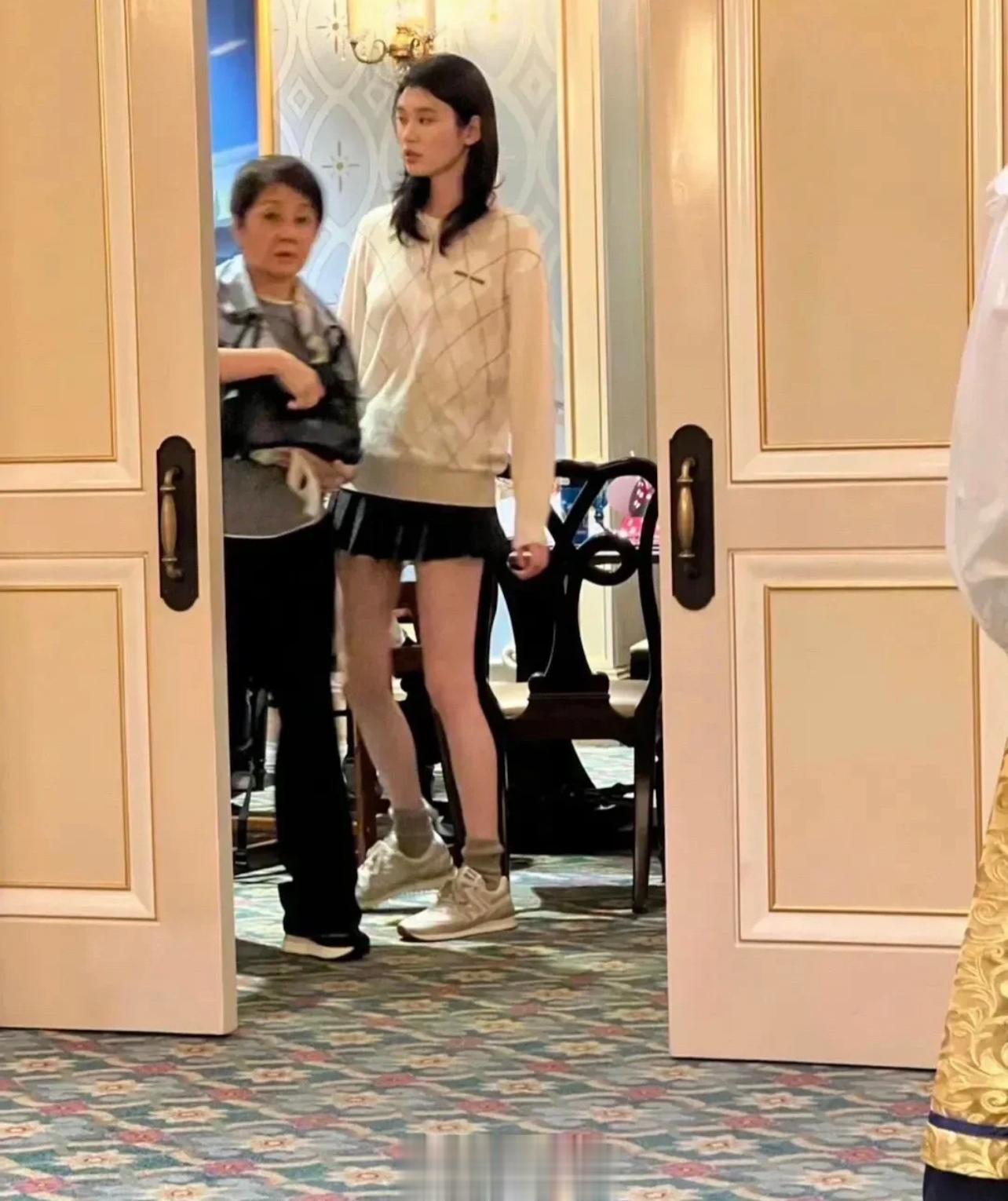 网友偶遇奚梦瑶和婆婆聚餐不得不说奚梦瑶嫁的挺好，婆家有钱有资源，老公年龄相当，长
