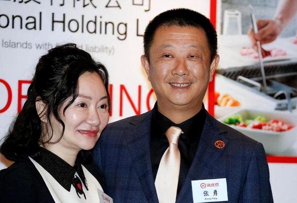 四川一女子为给哥哥还债，不惜陪伴老板 24 年，没想到老板后来大手一挥，女子身价
