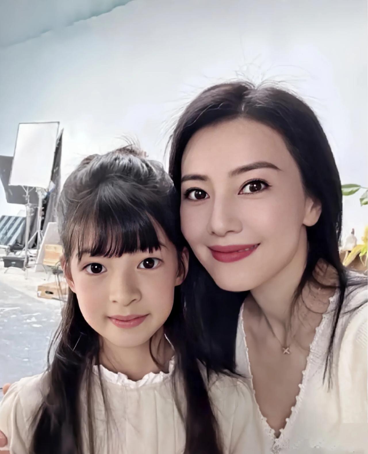 赵又廷和高圆圆的女儿，又是一个星二代小美女，眼睛 、鼻子、嘴巴像高圆圆，脸型像赵