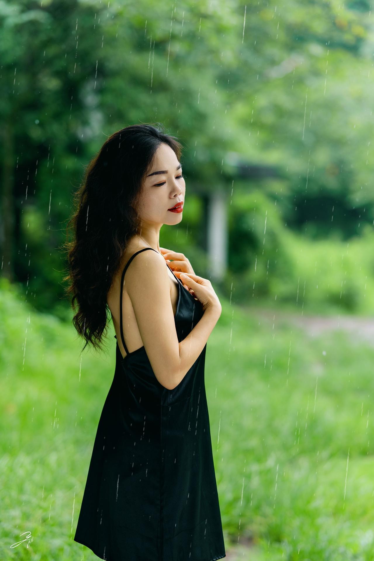 细雨林间搭配黑色缎面吊带裙，顺滑面料自带柔光质感，露背设计恰到好处释放松弛风情，