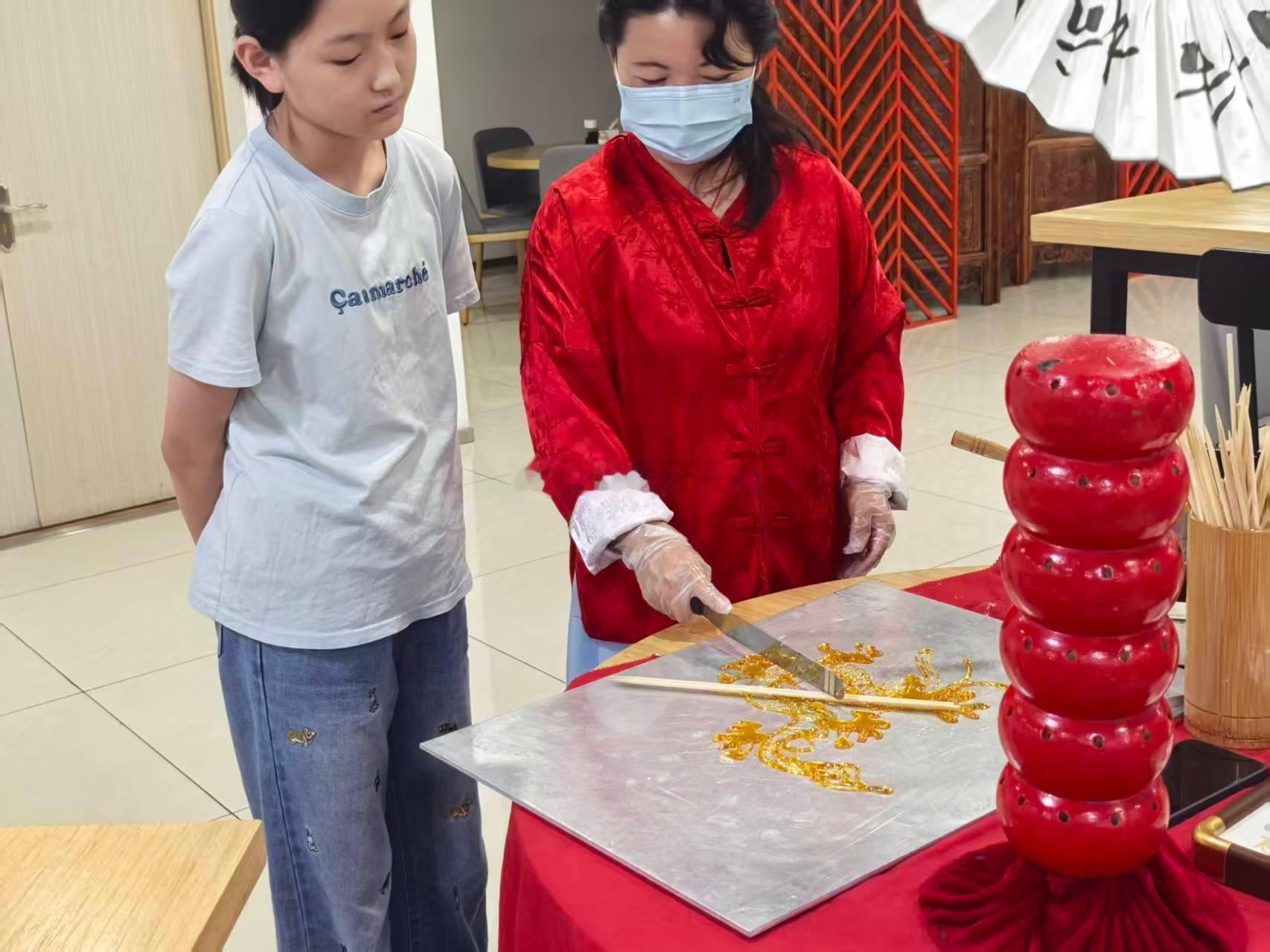 趁着暑假带孩子来杭州的外婆家小住，偶然报名了联通的暑期亲子非遗糖画活动，体验感直