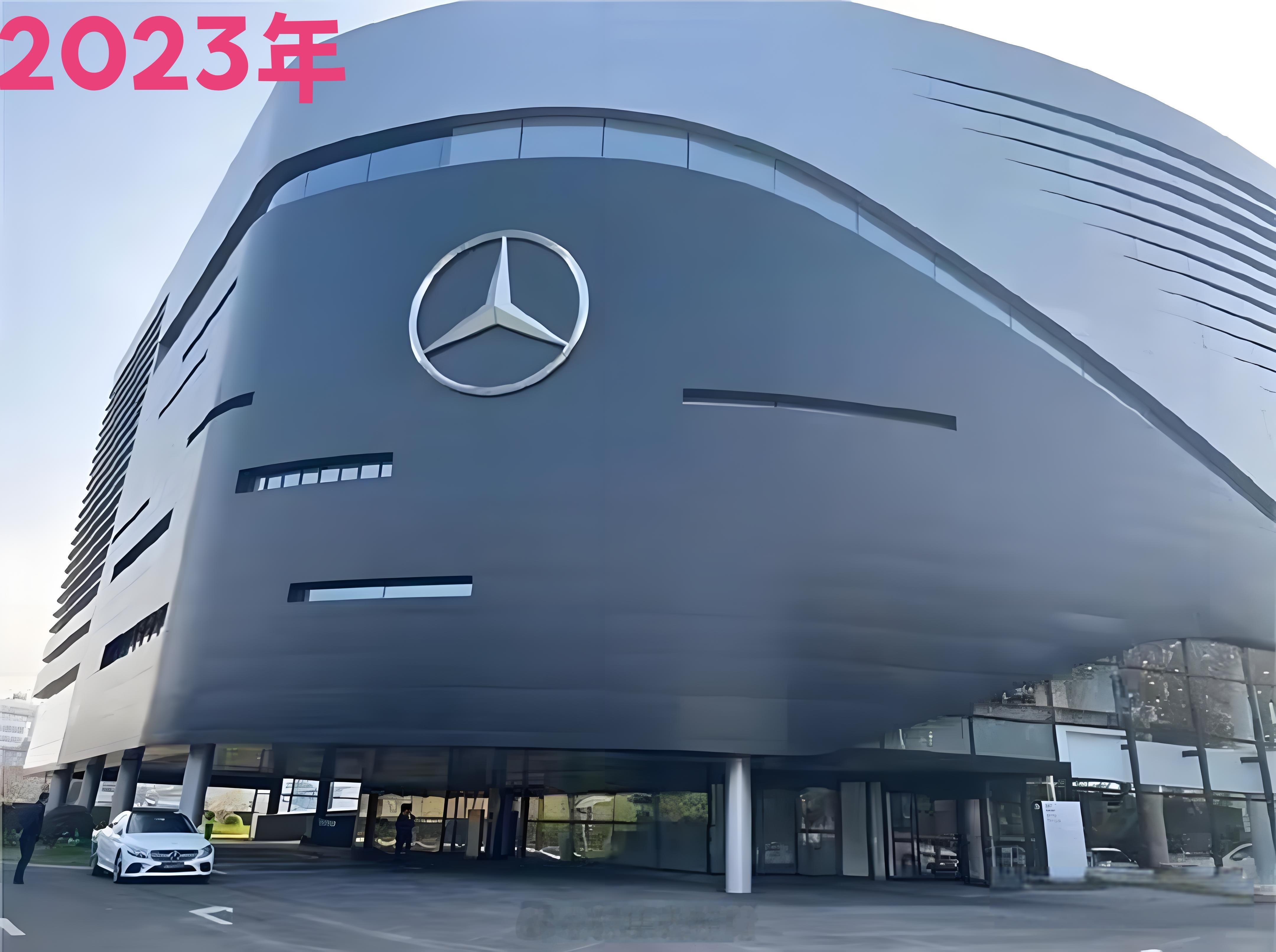 长沙，最大的奔驰4S店关闭，已改卖问界。世界在悄悄改变，而公知还如温水中的青蛙，