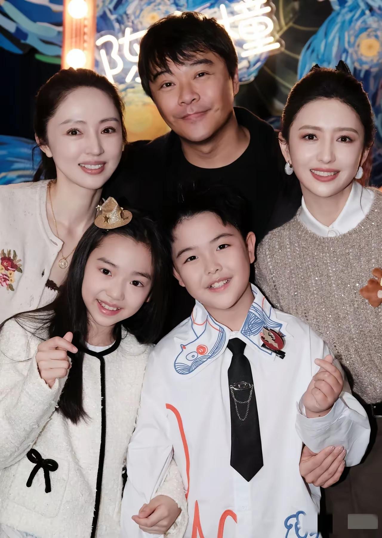 不得不说，佟丽娅和董璇这张合影是真像双胞胎姐妹呀！五官简直是复制粘贴，一模一样。