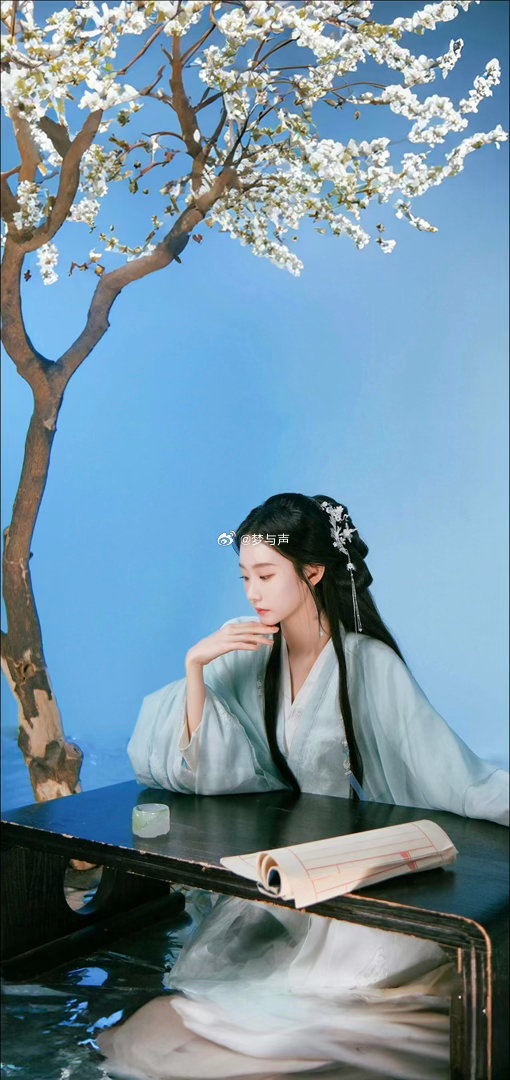 张艺凡神一阵鬼一阵张艺凡宁愿抽象不要尊严 我经常陷入哲学思考：这真的是同一个人吗