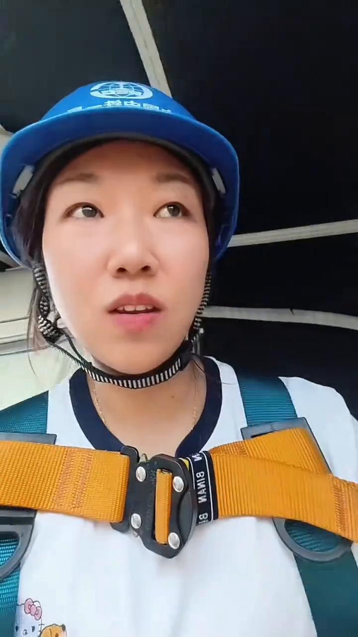 台风来了，赶紧把钩子起上来。外面忽然间狂风大作，灰尘被吹的满天都是。这咋回事？突